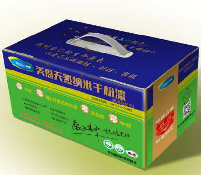 膩?zhàn)臃?/></p><p>　　墻面膩?zhàn)又畠?nèi)墻膩?zhàn)臃凼紫戎档米⒁獾氖牵瑑?nèi)墻膩?zhàn)臃鄹覀內(nèi)粘Ｕf(shuō)的防水膩?zhàn)踊蛘咄苛鲜遣煌?。因?yàn)閷I(yè)的建材領(lǐng)域內(nèi)根本不存在防水膩?zhàn)舆@個(gè)概念。國(guó)家在《建筑室內(nèi)用膩?zhàn)印窐?biāo)準(zhǔn)中也只是定義了防水性能最好的膩?zhàn)咏袃?nèi)墻膩?zhàn)臃?，而沒(méi)有防水膩?zhàn)印Ｒ恍┻_(dá)不到內(nèi)墻膩?zhàn)臃蹣?biāo)準(zhǔn)的普通膩?zhàn)有麄髯约菏欠浪佔(zhàn)?，這本身就是誤導(dǎo)，用戶在選擇的時(shí)候要擦亮眼睛，不要被虛假宣傳所蒙蔽。</p><p>　　如何選擇合適的膩?zhàn)臃郏?/p><p>　　1、環(huán)保性。首先要注意選擇環(huán)保型的膩?zhàn)臃?，膩?zhàn)臃鄣闹饕煞质腔酆湍z，不同品牌的膩?zhàn)臃墼诩庸すに囍袝?huì)添加其他的化學(xué)成分，所以要特別注意其化學(xué)成分中對(duì)人身體有害物質(zhì)的含量。</p><p>　　2、透氣性。透氣性能和固化時(shí)間也非常重要。一般來(lái)說(shuō)透氣性能較好的膩?zhàn)臃?，固化時(shí)間一般比較短。因?yàn)槟壳巴ㄓ玫哪佔(zhàn)臃凼撬缘模笟庑院帽阌谒值恼舭l(fā)和有害氣體的散放。</p><p>　　3、粘合強(qiáng)度和耐水性能。如果粘合強(qiáng)度較高的膩?zhàn)臃矍揖哂谐瑥?qiáng)的耐水性能，在后期長(zhǎng)期的使用過(guò)程中，也不容易出現(xiàn)脫皮掉皮現(xiàn)象，減少了不必要的麻煩，這種膩?zhàn)臃蹜?yīng)該比較適用于南方長(zhǎng)期陰雨潮濕的氣候。</p><p>　　4、包裝細(xì)節(jié)。好的膩?zhàn)臃郯b應(yīng)該非常嚴(yán)密，一些知名品牌為了防止有人仿冒，還專門做了防偽標(biāo)志，選擇的時(shí)候一定要認(rèn)清。膩?zhàn)臃酆细竦陌b上最少應(yīng)該體現(xiàn)成分、保質(zhì)期、使用方法、注意事項(xiàng)等等。一般膩?zhàn)臃墼陉帥龈稍锏沫h(huán)境中存儲(chǔ)，可以有6個(gè)月的保質(zhì)期，挑選時(shí)注意剩余的保質(zhì)時(shí)間，存儲(chǔ)較長(zhǎng)時(shí)間后會(huì)因?yàn)楦鞣N因素減輕膩?zhàn)臃鄣男阅堋?/p><p>　　在國(guó)家的《建筑室內(nèi)用膩?zhàn)印分笜?biāo)中，內(nèi)墻膩?zhàn)臃郾砀蓵r(shí)間小于兩小時(shí)，3小時(shí)后初期干燥完全沒(méi)有裂紋，可以進(jìn)行手工打磨。在耐水性指標(biāo)方面，內(nèi)墻膩?zhàn)臃劢?8小時(shí)候不會(huì)起泡、開裂以及明顯的掉粉，在施工的干燥之后的標(biāo)準(zhǔn)狀態(tài)下內(nèi)墻膩?zhàn)臃鄣恼辰Y(jié)強(qiáng)度在0.5MPa以上，浸水之后的粘結(jié)強(qiáng)度在0.3MPa以上。內(nèi)墻膩?zhàn)臃鄣哪退阅苤饕w現(xiàn)在它的粘結(jié)強(qiáng)度上，施工之后膩?zhàn)拥谋韺佑休^多的透氣孔洞，讓墻面和內(nèi)部的水汽能夠自由交換。進(jìn)行內(nèi)墻膩?zhàn)臃凼┕さ臅r(shí)候要注意將膩?zhàn)訅簩?shí)，并且等待表干之后再施工。</p><p>　　墻面膩?zhàn)又嵝阅佔(zhàn)尤嵝阅佔(zhàn)涌顾苑矫鏇](méi)有內(nèi)墻膩?zhàn)臃鄹?，但是它的柔韌性非常好，涂刷在墻上可以起到很好的抗皸裂效果。這一點(diǎn)對(duì)于在墻上布置純紙壁紙的用戶來(lái)說(shuō)是相當(dāng)有吸引力的。因?yàn)閴γ娴拈_裂會(huì)直接導(dǎo)致純紙壁紙的不穩(wěn)定，甚至?xí)撀?。涂刷柔性膩?zhàn)拥臅r(shí)候要注意進(jìn)行兩遍甚至多遍涂抹，在墻面的接頭處不能留有空白，也要注意不能弄臟門窗等。</p><p>　　墻面膩?zhàn)又胀佔(zhàn)痈鶕?jù)國(guó)家《建筑室內(nèi)用膩?zhàn)印窐?biāo)準(zhǔn)，除了柔性膩?zhàn)雍蛢?nèi)墻膩?zhàn)臃壑?，還有一種普通膩?zhàn)?。普通膩?zhàn)右步幸话隳佔(zhàn)樱黜?xiàng)性能指標(biāo)沒(méi)有柔性膩?zhàn)雍蛢?nèi)墻膩?zhàn)臃酆谩Ｆ胀佔(zhàn)釉趯?shí)干之后是可以進(jìn)行手動(dòng)打磨的，標(biāo)準(zhǔn)狀態(tài)下的板結(jié)強(qiáng)度為0.3MPa以上。普通膩?zhàn)涌梢詽M足一般的家居裝飾使用，而且價(jià)格也比較便宜，對(duì)墻面要求不高的用戶來(lái)說(shuō)普通膩?zhàn)右彩遣诲e(cuò)的選擇。對(duì)普通膩?zhàn)舆M(jìn)行施工的時(shí)候要注意不要讓膩?zhàn)痈_關(guān)插座接觸，尤其是不能進(jìn)入插孔內(nèi)部。膩?zhàn)右惨M(jìn)行多遍涂刷，直到最后完全變平實(shí)。</p><p style=